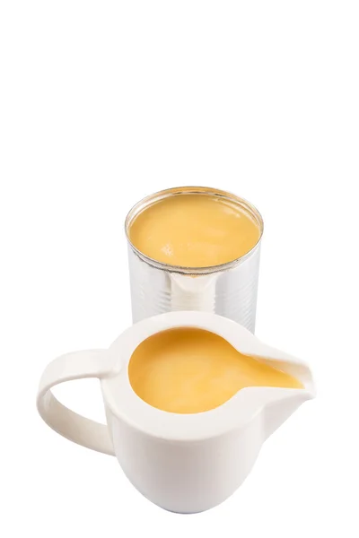 Latte condensato in lattina di latta e brocca di latte — Foto Stock