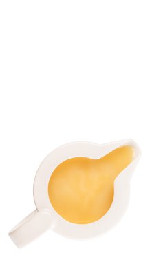 Yoğunlaştırılmış süt beyaz arka plan üzerinde bir küçük süt kabı içinde