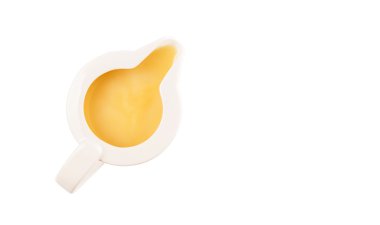 Yoğunlaştırılmış süt beyaz arka plan üzerinde bir küçük süt kabı içinde