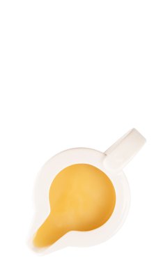 Yoğunlaştırılmış süt beyaz arka plan üzerinde bir küçük süt kabı içinde