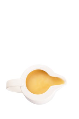 Yoğunlaştırılmış süt beyaz arka plan üzerinde bir küçük süt kabı içinde