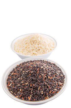 Kase beyaz arka plan üzerinde siyah ve beyaz yapışkan pirinç