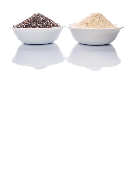 Černá Bílá Lepkavá Rýže Misce Nad Bílým Pozadím — Stock fotografie
