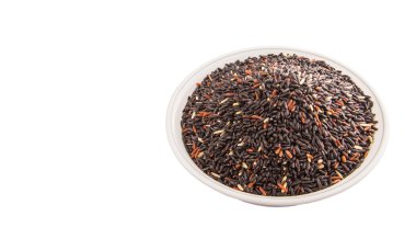 Beyaz arka plan üzerinde beyaz bir kase içinde siyah yapışkan pirinç