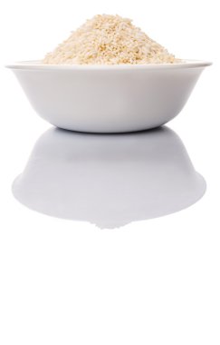 Beyaz arka plan üzerinde beyaz bir kasede beyaz yapışkan pirinç