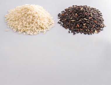 Siyah ve beyaz yapışkan pirinç