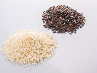 Beyaz arka plan üzerinde siyah ve beyaz yapışkan pirinç