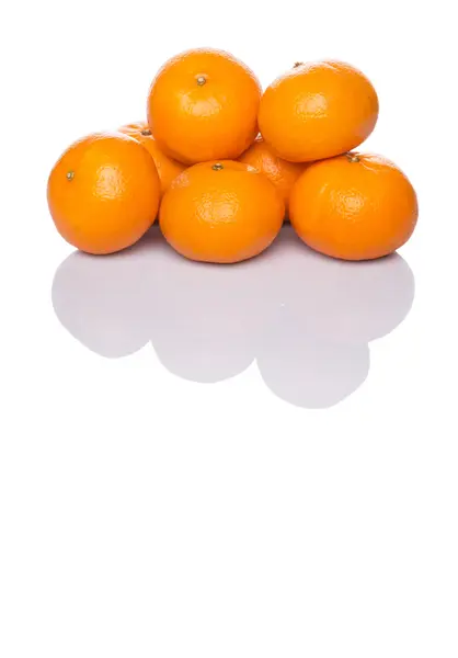 Eine Gruppe Mandarinenorangefarbener Früchte Auf Weißem Hintergrund — Stockfoto