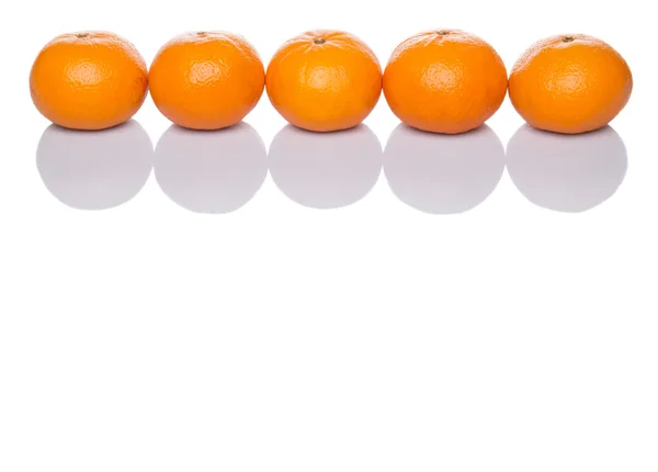 Una Fila Fruta Naranja Mandarín Sobre Fondo Blanco — Foto de Stock