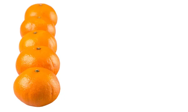 Rad Med Mandarin Orange Frukt Över Vit Bakgrund — Stockfoto