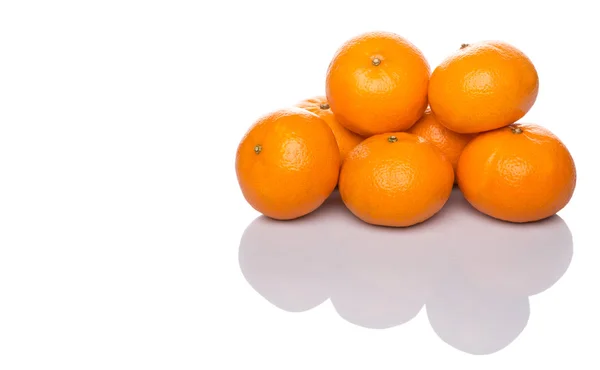 Eine Gruppe Mandarinen-Orangen — Stockfoto