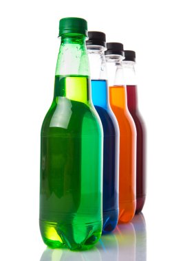 Çok renkli soda şişeleri beyaz arka plan üzerinde içecekler