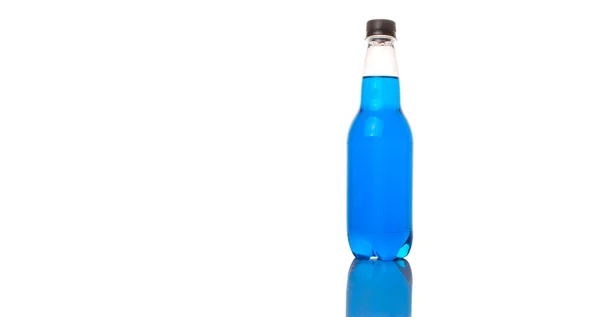 Blauw Gekleurde Soda Dranken Flessen Witte Achtergrond — Stockfoto