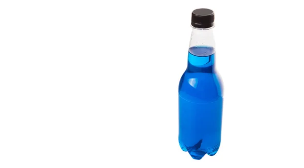 Blau Gefärbte Limonaden Flaschen Über Weißem Hintergrund — Stockfoto