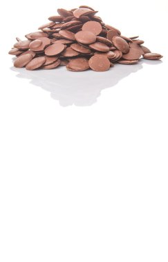 Beyaz arka plan üzerinde çikolata düğmesi