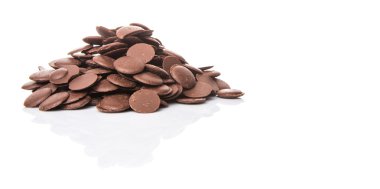 Beyaz arka plan üzerinde çikolata düğmesi