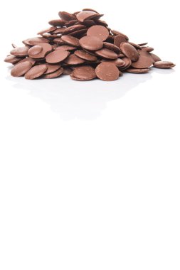 Beyaz arka plan üzerinde çikolata düğmesi