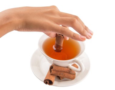 El ile bir fincan çay ve kabuk tarçın