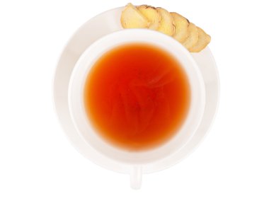 Zencefil dilimleri ve bir fincan çay beyaz arka plan üzerinde