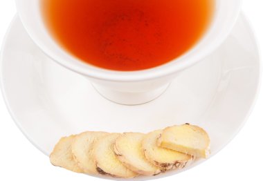 Zencefil dilimleri ve bir fincan çay beyaz arka plan üzerinde