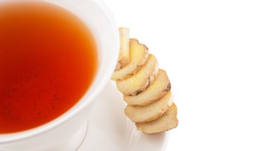 Zencefil dilimleri ve bir fincan çay beyaz arka plan üzerinde