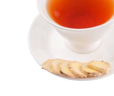 Zencefil dilimleri ve bir fincan çay beyaz arka plan üzerinde