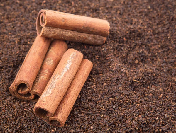 Cinnamon Stick On Dried Tea Leaves — Stock Photo, Image