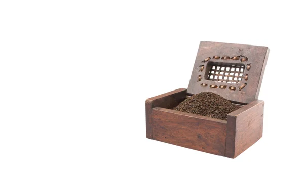 Foglie di tè essiccate in scatola di legno — Foto Stock