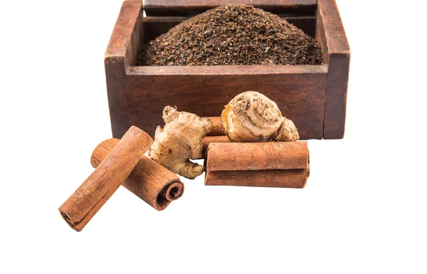 Getrocknete Verarbeitete Teeblätter Holzkiste Mit Ingwer Und Zimtstange — Stockfoto