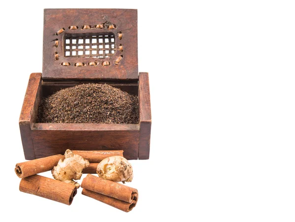 Getrocknete Verarbeitete Teeblätter Holzkiste Mit Ingwer Und Zimtstange — Stockfoto