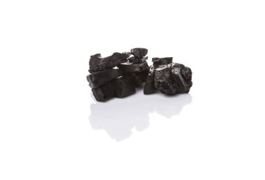 Beyaz arka plan üzerinde kömür yığını