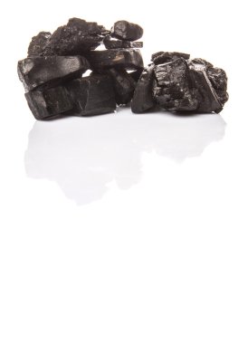 Beyaz arka plan üzerinde kömür yığını