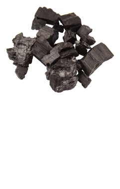 Beyaz arka plan üzerinde kömür yığını