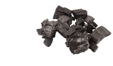 Beyaz arka plan üzerinde kömür yığını