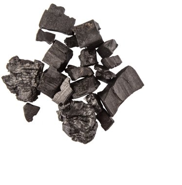 Beyaz arka plan üzerinde kömür yığını