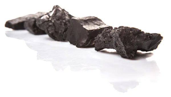 Уголь на белом фоне — стоковое фото