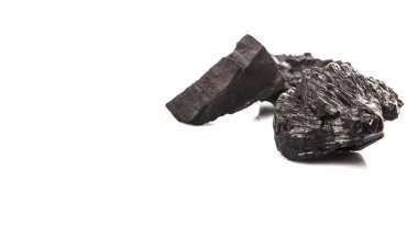 Beyaz arka plan üzerinde kömür yığını