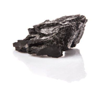 Beyaz arka plan üzerinde kömür