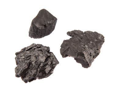 Beyaz arka plan üzerinde kömür yığını