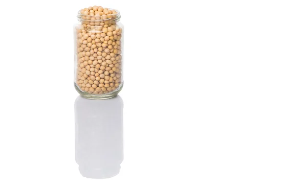 大豆在白色背景上的玻璃罐 — 图库照片