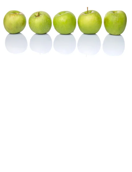 Un groupe de pommes vertes — Photo