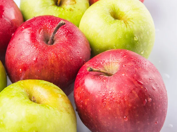 白い背景の上の赤と緑のリンゴ — ストック写真