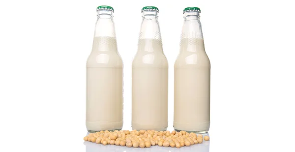 大豆和豆浆瓶在白色背景下 — 图库照片