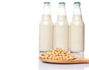 Tahta kaşık ve soya süt şişesi soya içecekler