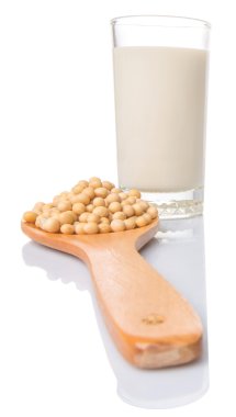 Soya soya süt tahta kaşıkla üzerinde