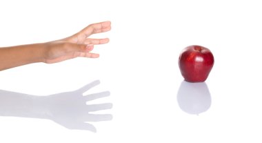 Kırmızı elma için ulaşan