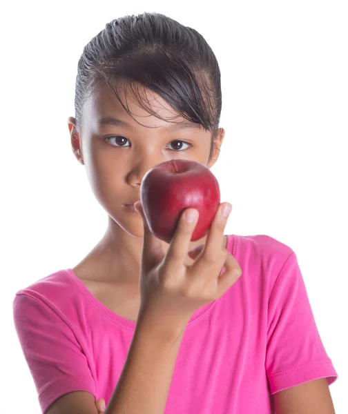 Chica joven con una manzana roja —  Fotos de Stock
