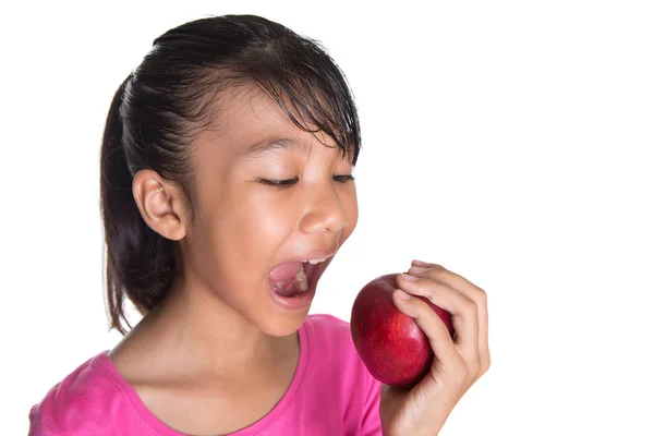 若い女の子がアップルを食べて — ストック写真