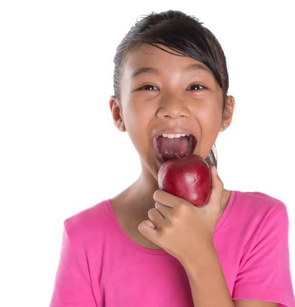 若い女の子がアップルを食べて — ストック写真