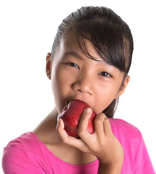 Giovane ragazza mangiare mela — Foto Stock